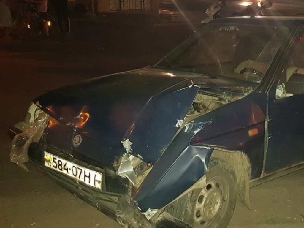 Пьяный водитель «Шкоды» протаранил забор возле отделения копов в Николаеве (ФОТО)