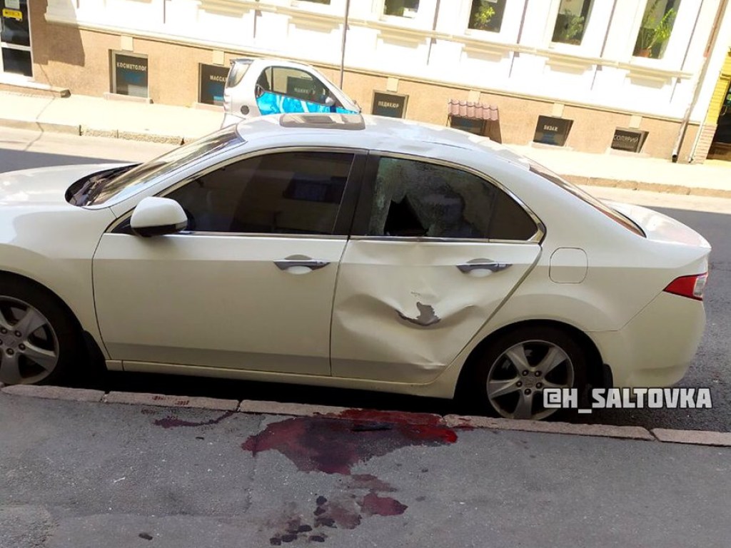 В центре Харькова на припаркованное авто упал рабочий (ФОТО)