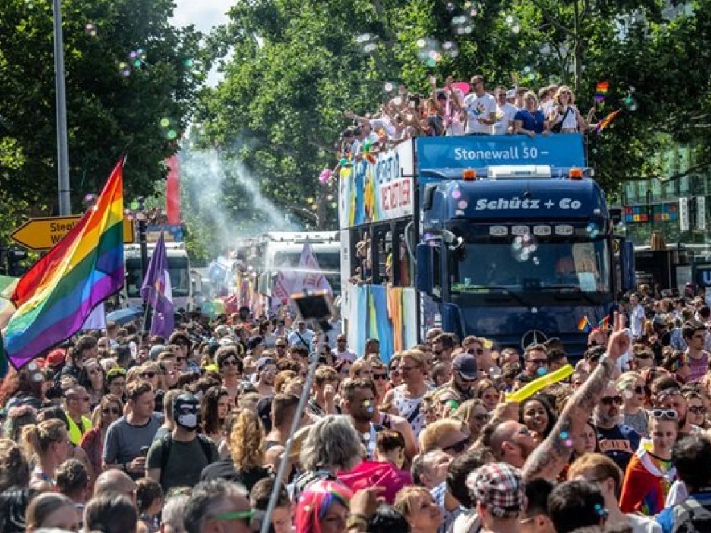 На гей-парад в Берлине собралось полмиллиона человек (ФОТО)