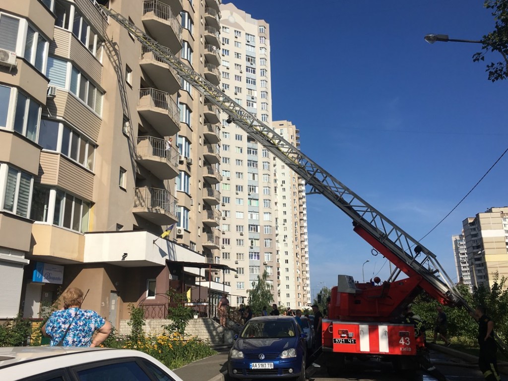 На Троещине в Киеве дотла выгорела квартира: хозяева отдыхают в Крыму (ФОТО, ВИДЕО)