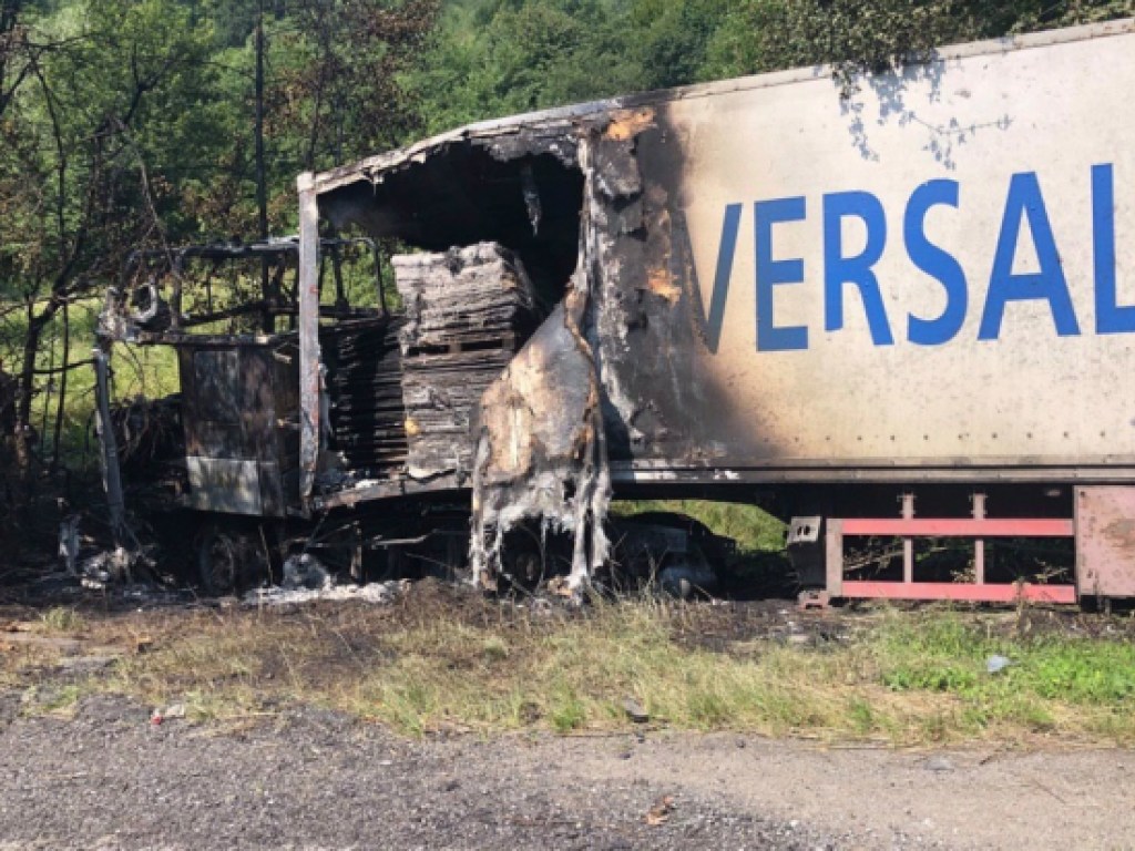 На трассе Киев-Чоп погибли три человека: появились фото с места ДТП грузовика и внедорожника (ФОТО)