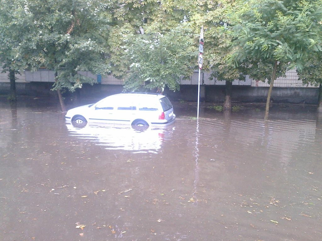 Дождь шел около часа: В Шевченковском районе Киева затопило автомобили (ВИДЕО)