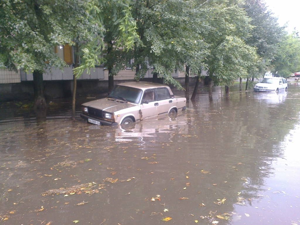 «Стена дождя, киевляне промокли до трусов»: в столице обсуждают затяжной ливень (ФОТО)
