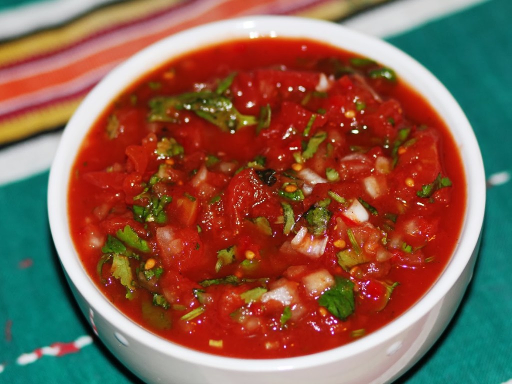 «Необычный соус к мясу»: вкуснейшая аджика из соленых огурцов