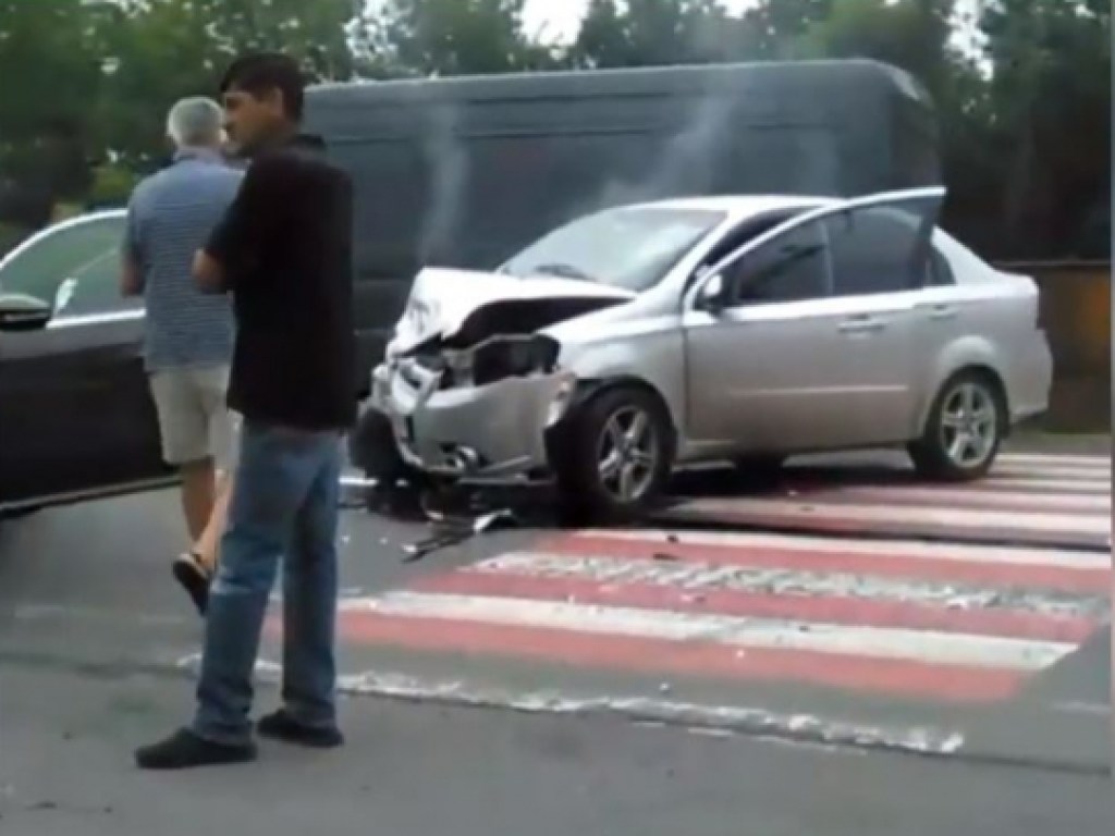 В Закарпатье на трассе Киев-Чоп на «зебре» столкнулись две легковушки (ФОТО, ВИДЕО)
