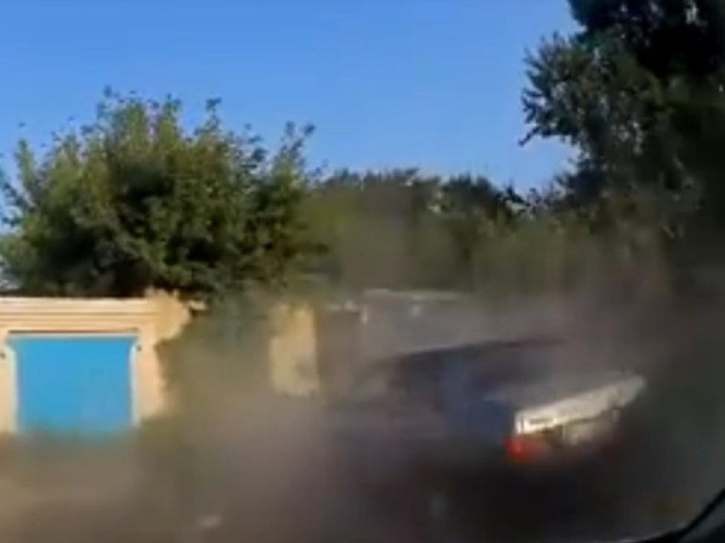 Пьяный водитель, скрываясь от погони копов, протаранил бетонный забор в Чернигове (ФОТО, ВИДЕО)