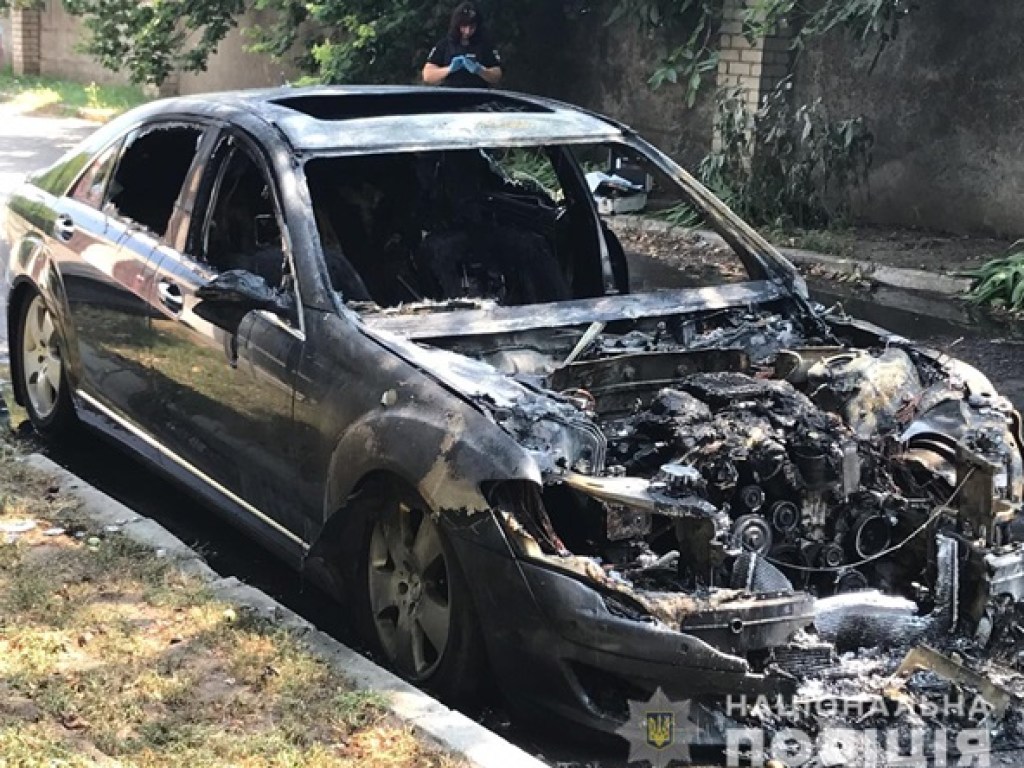 В Херсоне подожгли автомобиль чиновника Укртрансбезопасности (ФОТО)