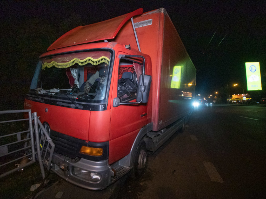 На проспекте в Киеве водитель грузовика умер за рулем и протаранил забор (ФОТО, ВИДЕО)