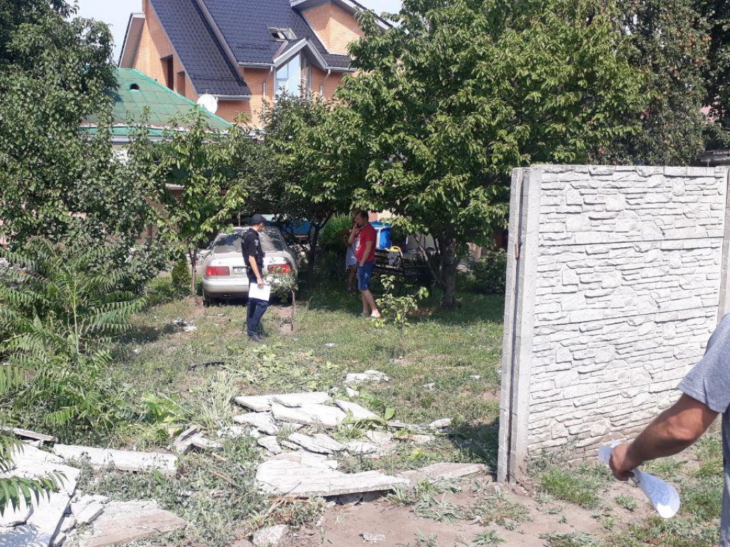 Водитель Audi пробил забор в Днепре и влетел во двор частного дома (ФОТО, ВИДЕО)