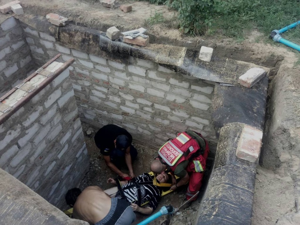 Жительница Харьковской области рухнула в «каменную яму»: спасатели вытащили женщину (ФОТО)