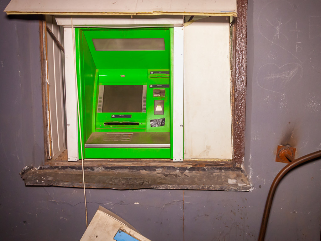 В Днепре воры накачали банкомат газом и взорвали его (ФОТО, ВИДЕО)