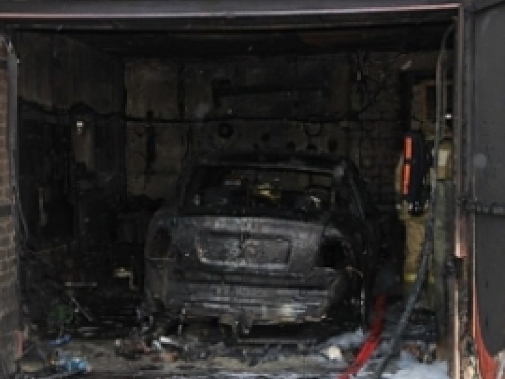 В гараже в Мелитополе дотла сгорел автомобиль (ФОТО)