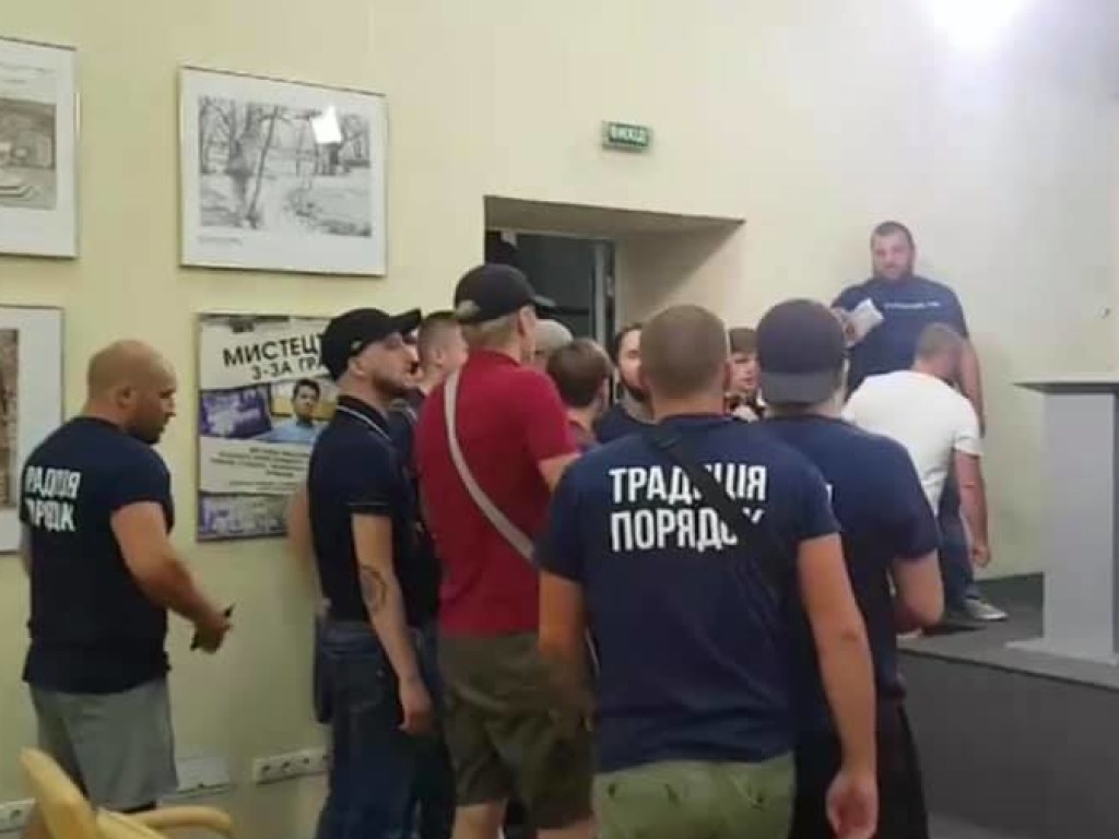 Неизвестные напали на журналистов «Укринформа» в Киеве (ФОТО)