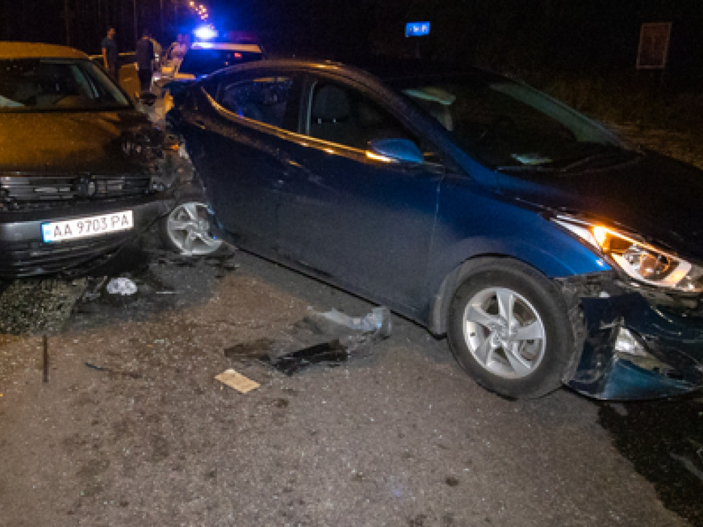 В Киеве водитель Volkswagen разбил два Hyundai и врезался в автобус: среди пострадавших дети (ФОТО, ВИДЕО)