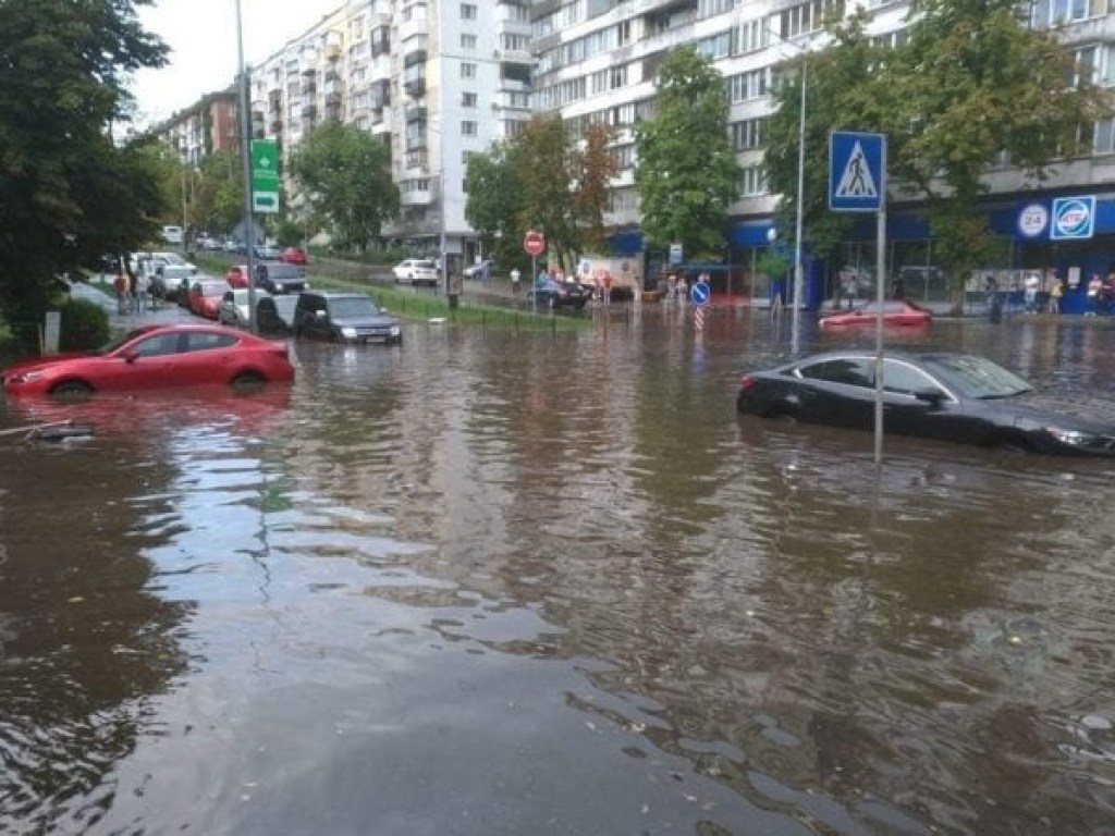 Потоп в Киеве: дождевая канализация опять не выдержала рекордного количества осадков (ФОТО, ВИДЕО)
