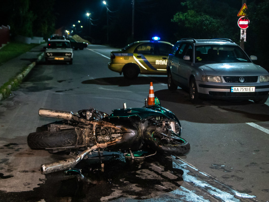 В Ирпене байкер зацепил бетонный блок: его тело занесло под припаркованное авто (ФОТО, ВИДЕО)