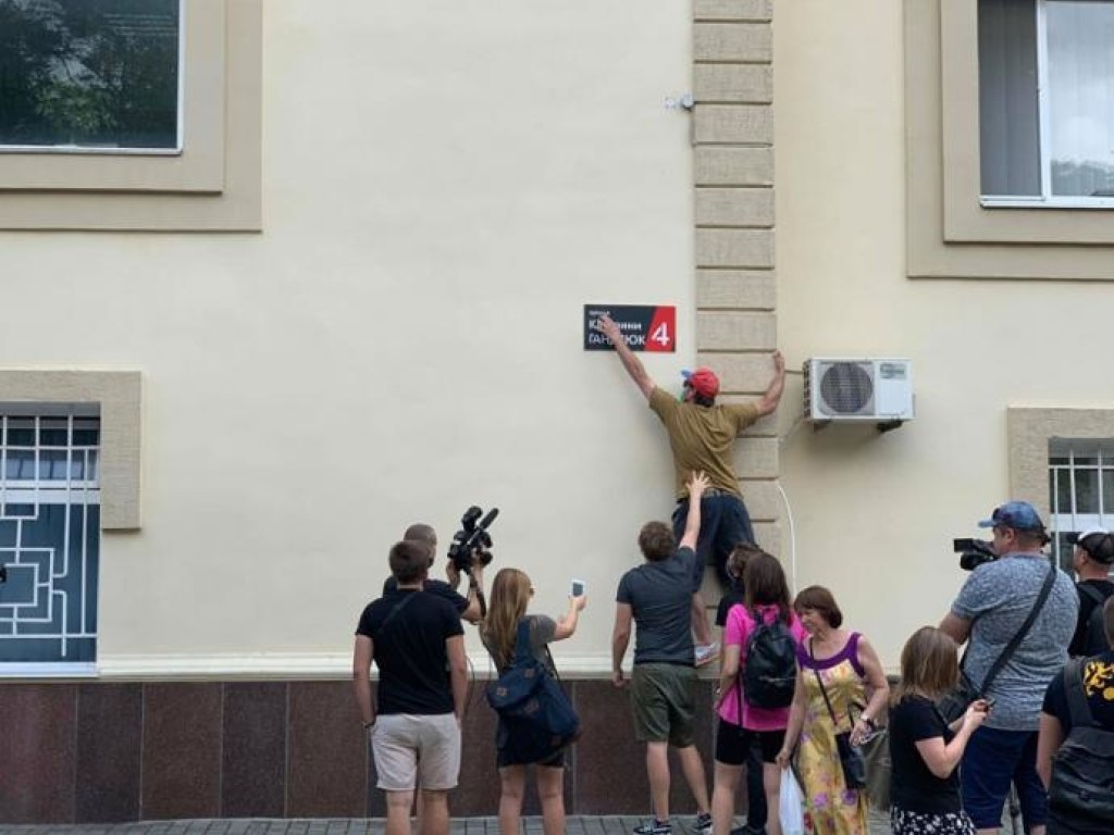 Дело Гандзюк: В Херсоне активисты начали жечь шины возле горсовета (ФОТО, ВИДЕО)