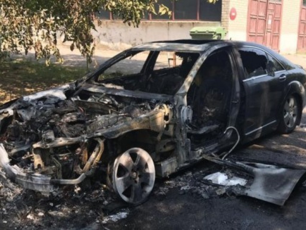 «Нелегалы подожгли»: В Херсоне сгорел автомобиль местного начальника Укртрансбезопасности (ФОТО)