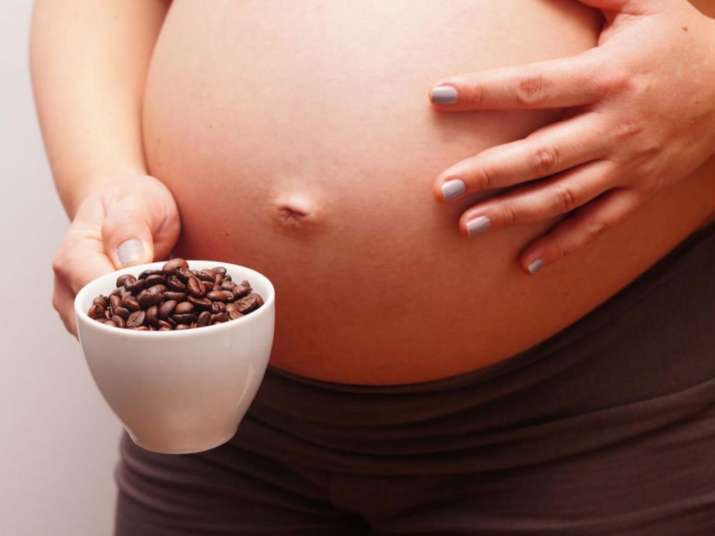 Ученые рассказали о смертельной опасности любви к кофе во время беременности