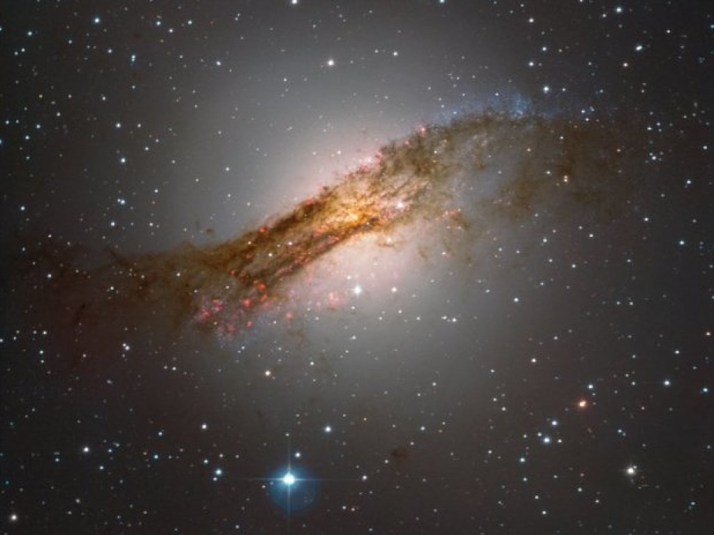 Телескоп удалось запечатлеть галактику с интересной формой