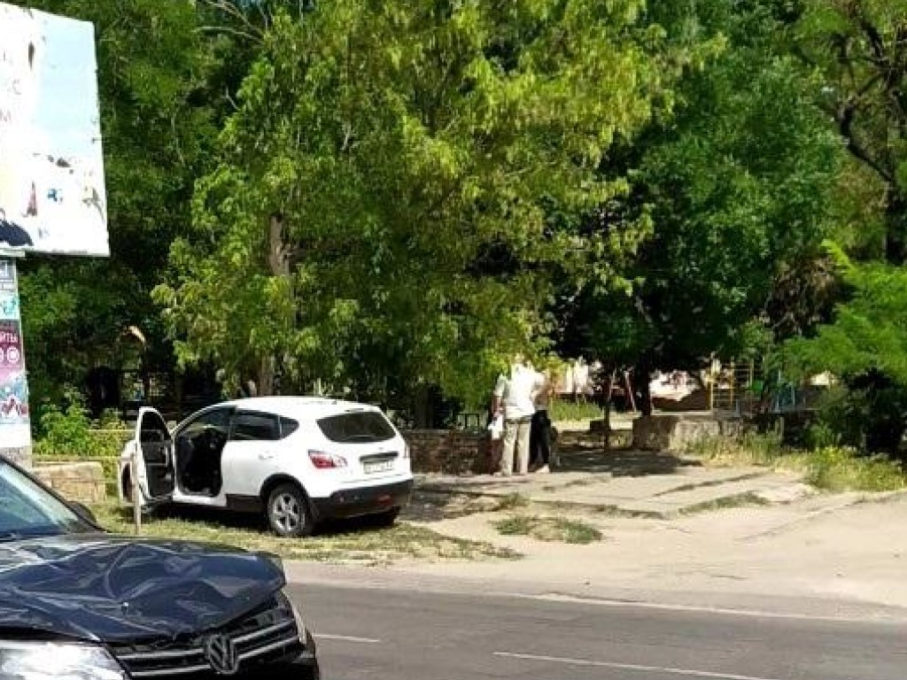В Херсоне автоледи на белом кроссовере сбила на «зебре» двух детей (ФОТО, ВИДЕО)