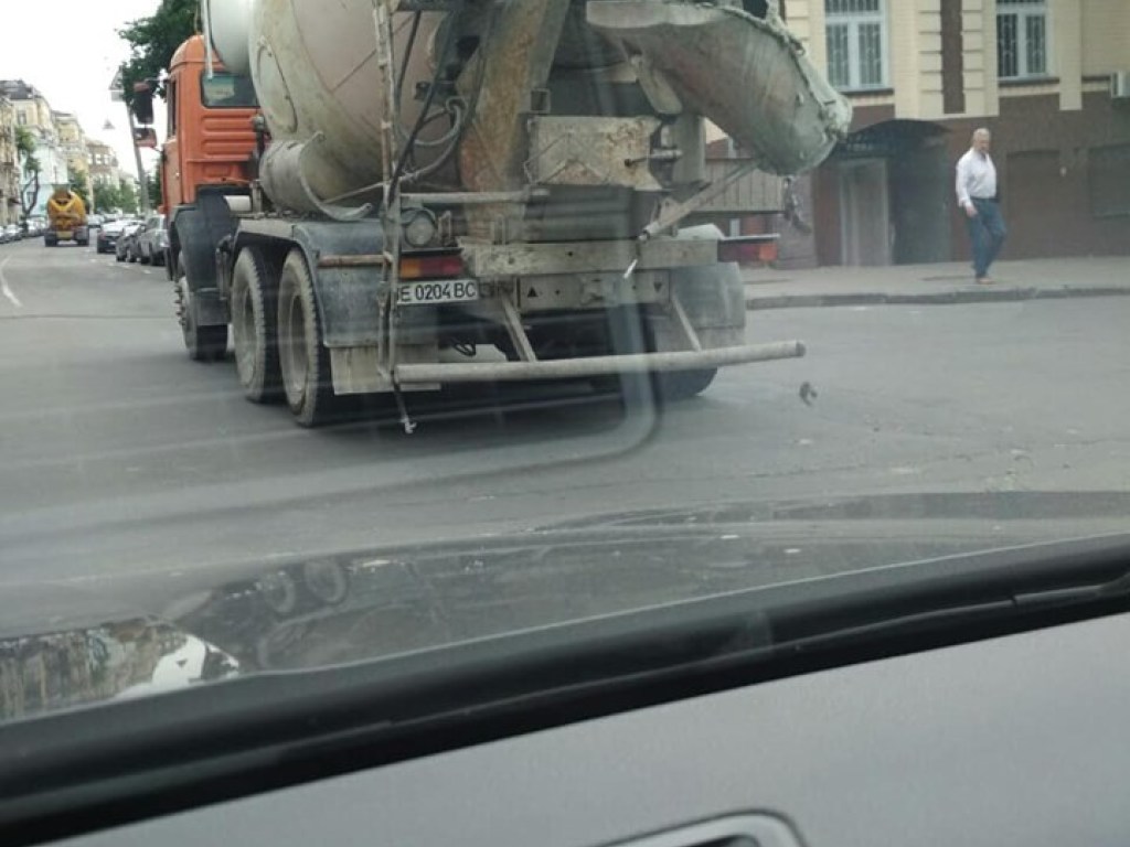 В Киеве в результате ДТП бетоном залило 800 метров улицы (ФОТО)