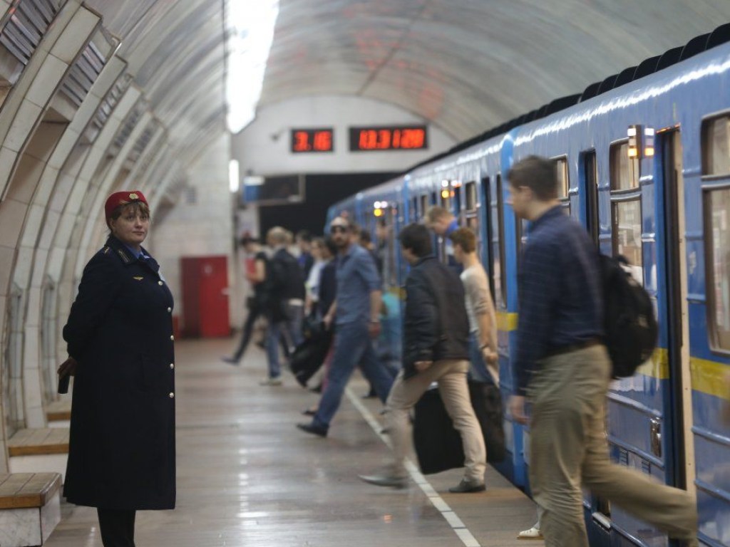 Не работают три станции: На «красной» ветке столичного метро приостановили движение поездов