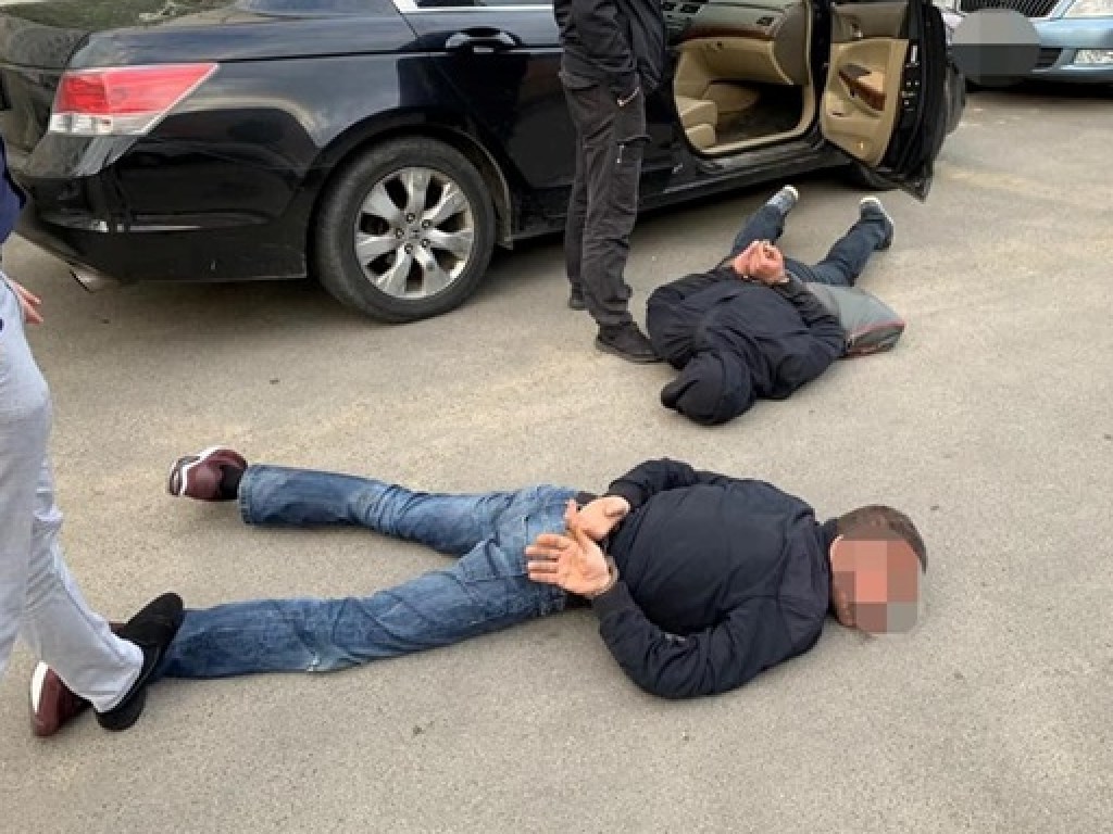 Под Киевом трое мужчин вынесли из супермаркета платежный терминал  с деньгами (ФОТО, ВИДЕО)