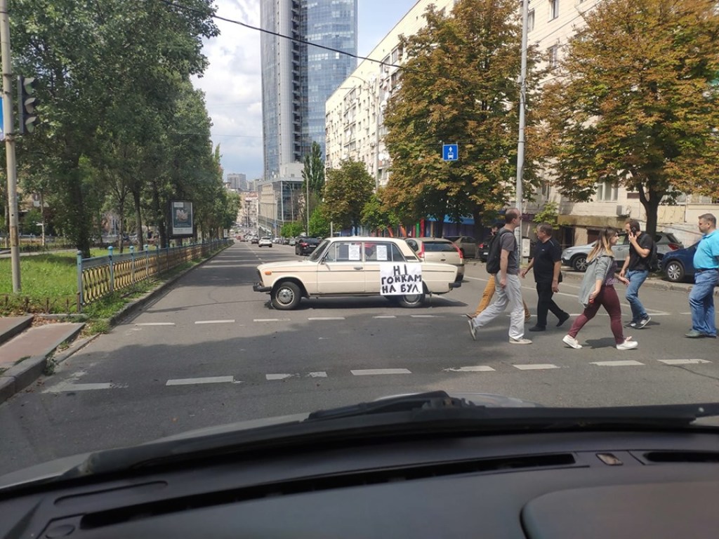 «Тишина это наше право»: жители Печерского района Киева перекрыли дорогу (ФОТО)
