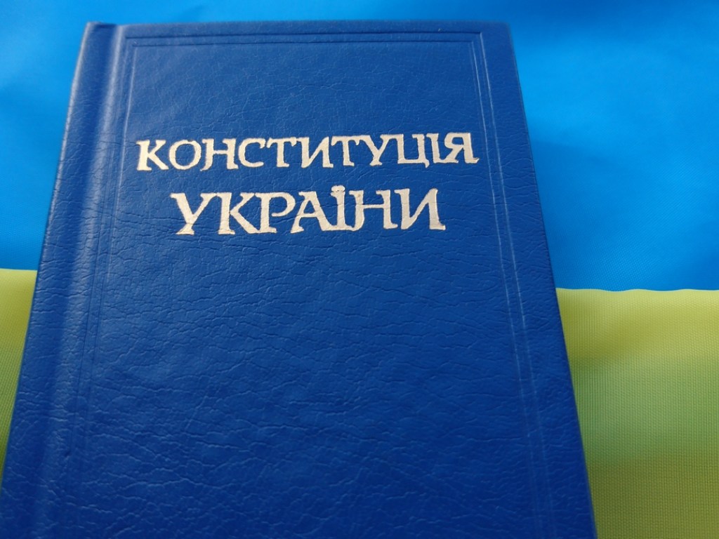 «Слуга народа» хочет изменить Конституцию, но голосов пока нет – эксперт