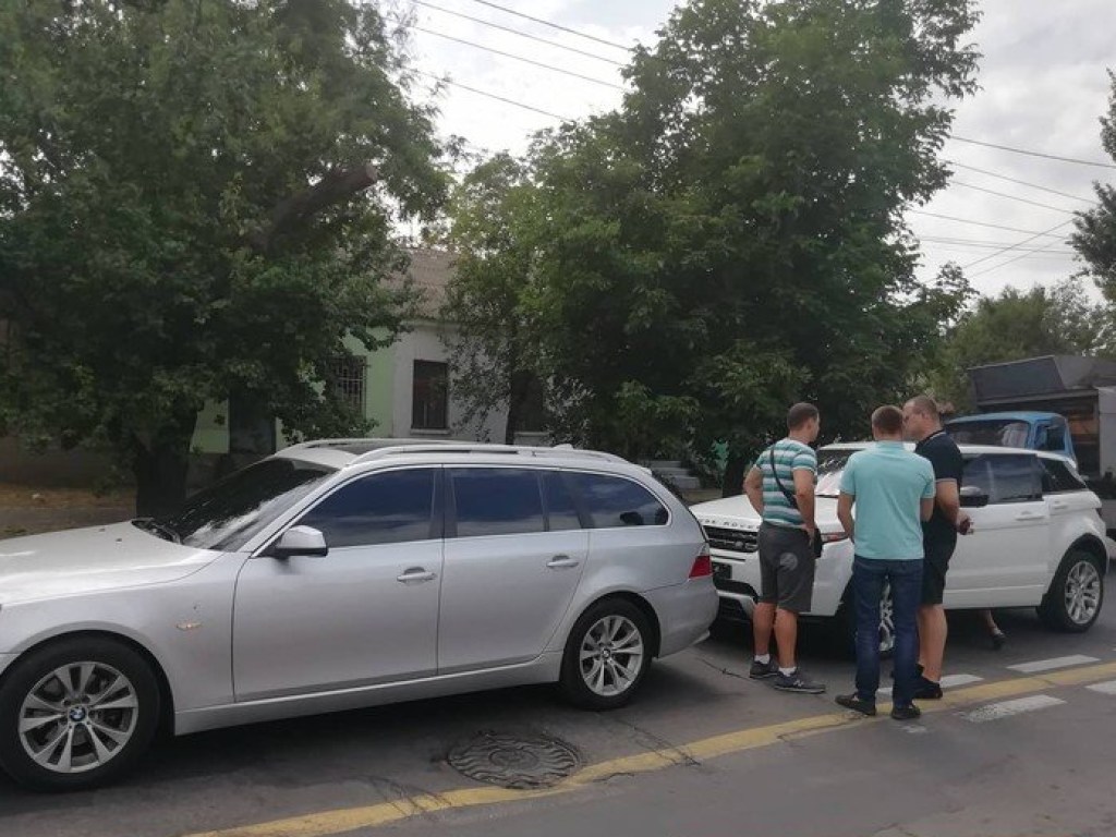В Николаеве столкнулись 2 иномарки: Range Rover «догнал» BMW на светофоре (ФОТО)