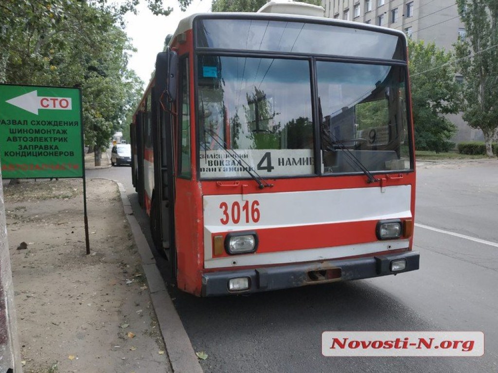 В центре Николаева троллейбус разбил припаркованный Volkswagen (ФОТО)