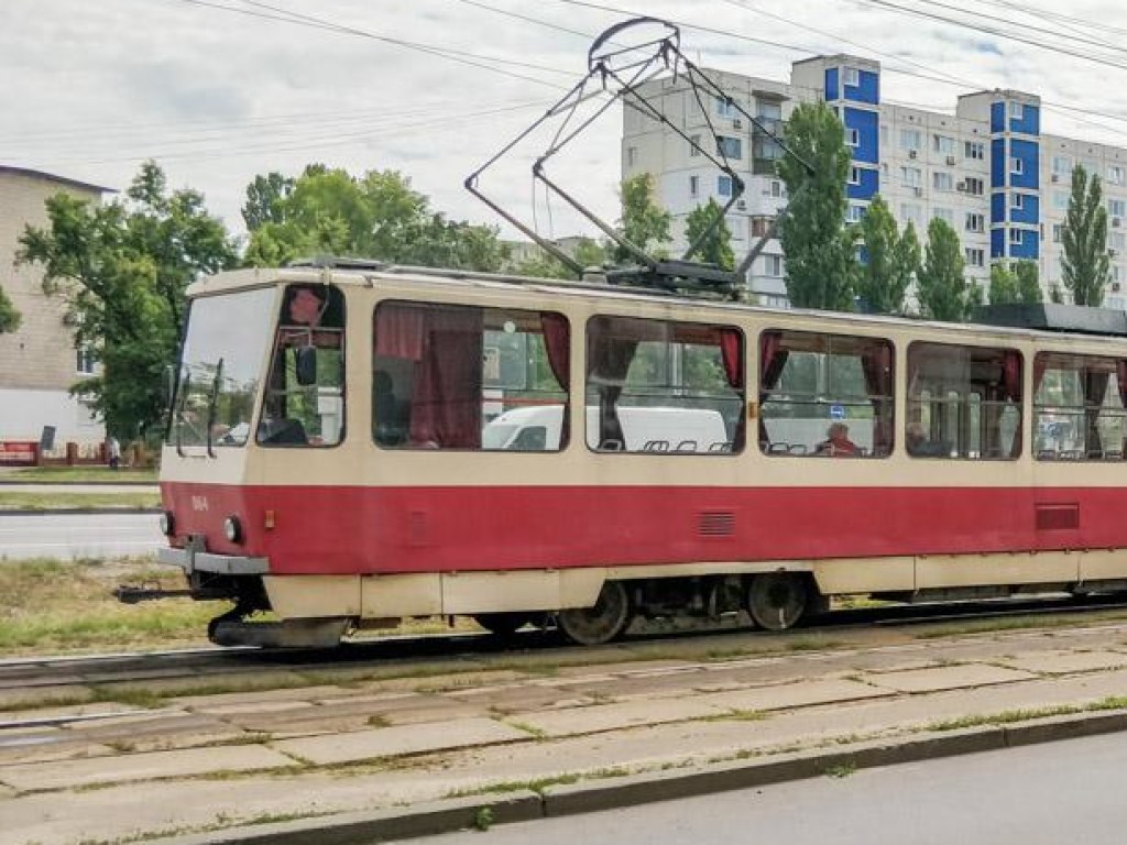 В Киеве пассажиры трамвая не стали церемониться с авто «героя парковки» (ВИДЕО)