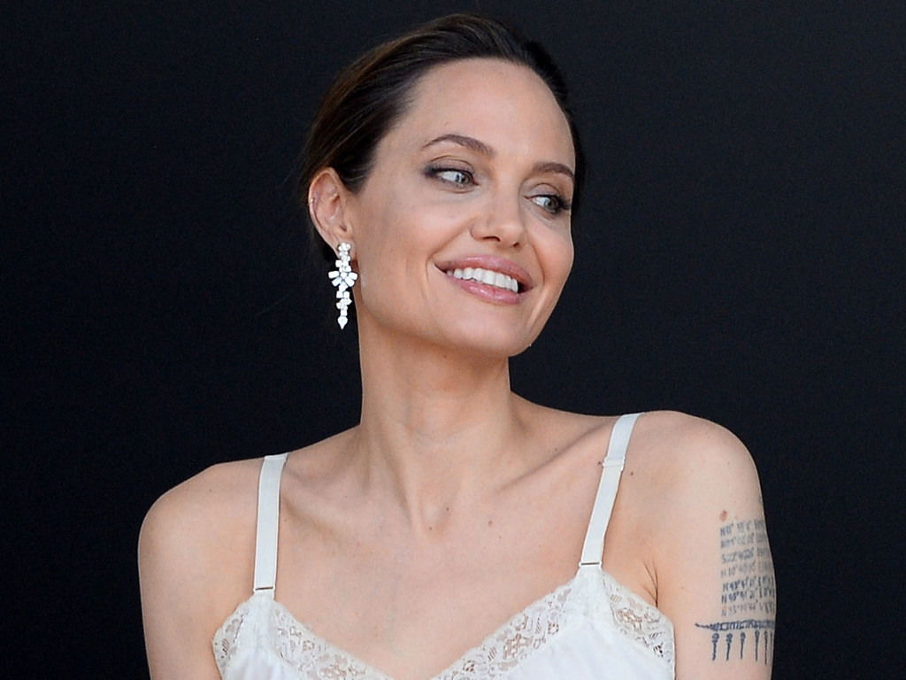 Сексуальная реклама: Голая Анджелина Джоли в атласной простыне покорила Сеть (ВИДЕО)