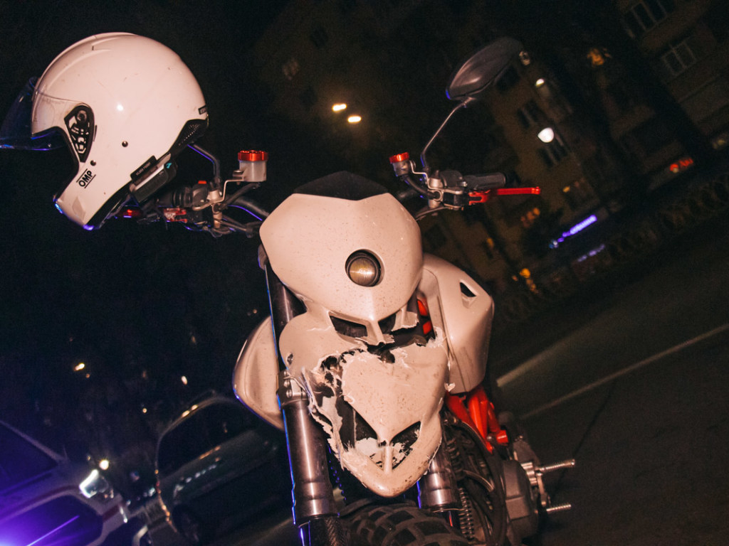 На бульваре Леси Украинки в Киеве мотоцикл влетел в Toyota (ФОТО, ВИДЕО)