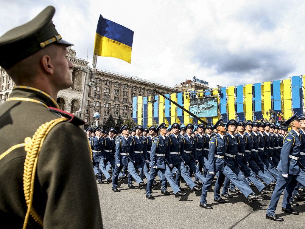 Почему у Президента заменили военный парад «Маршем достоинства»