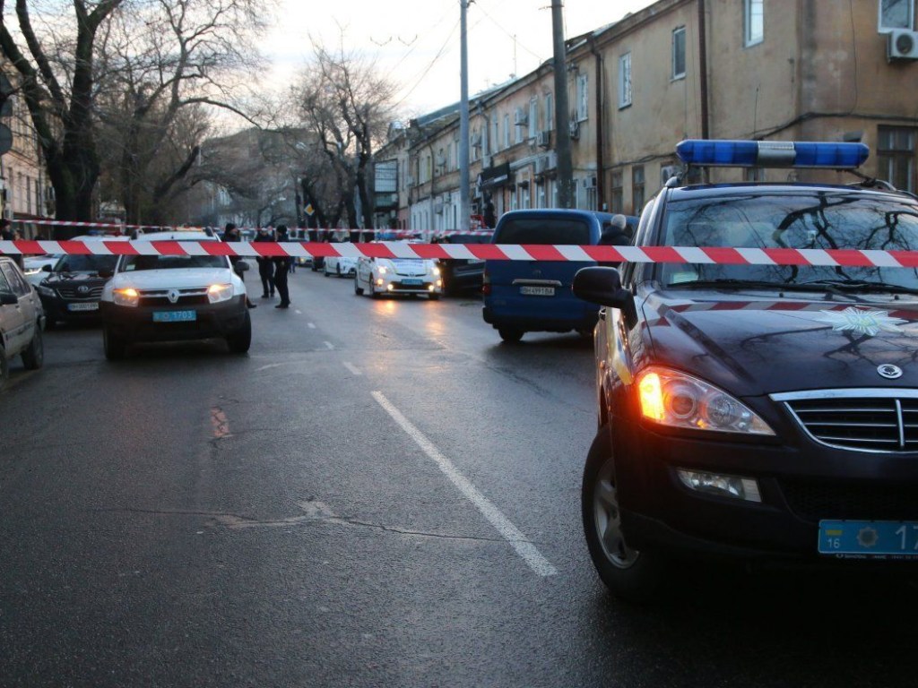 В Кирилловке произошла перестрелка, убили человека: Полиция готовится к штурму турбазы, где засели преступники (ВИДЕО)