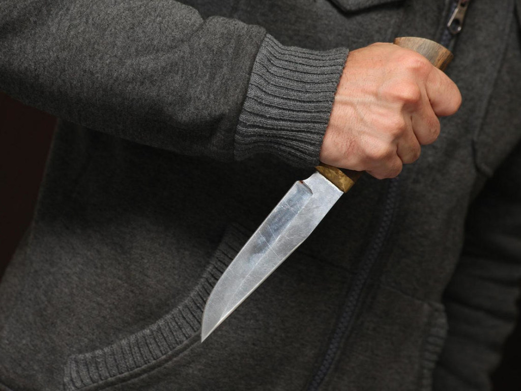 На Львовщине во время задержания преступник ранил ножом копа
