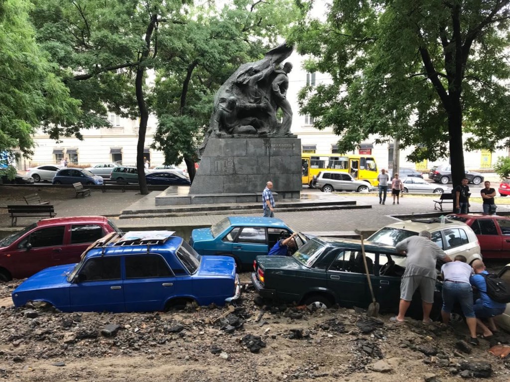 Мощный ливень смыл припаркованные автомобили в Одессе (ФОТО)