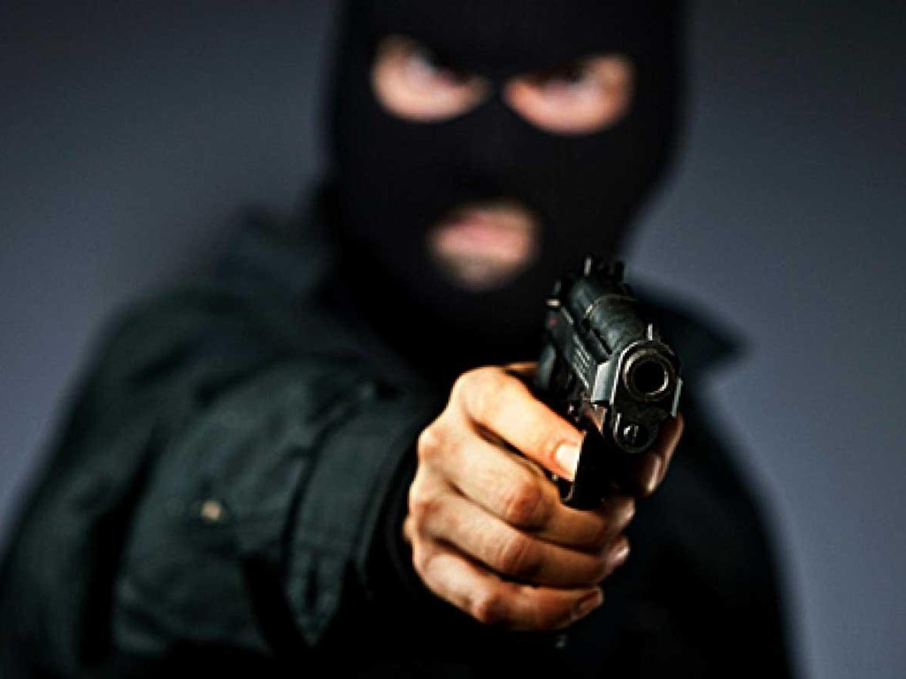 Мужчина с оружием ограбил заправку и отделение «Новой почты»: В Одесской области объявили план «Сирена»