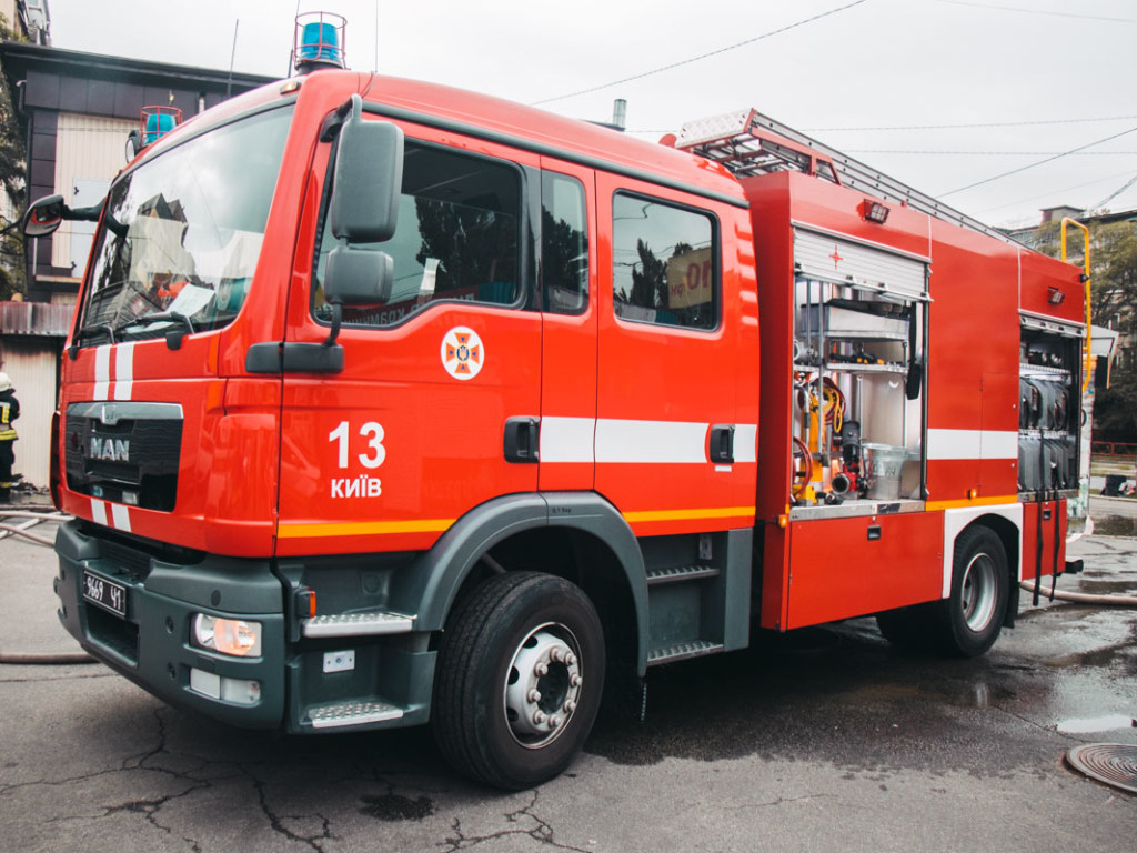 В Киеве горела шашлычная: огонь повредил соседний ларек (ФОТО, ВИДЕО)