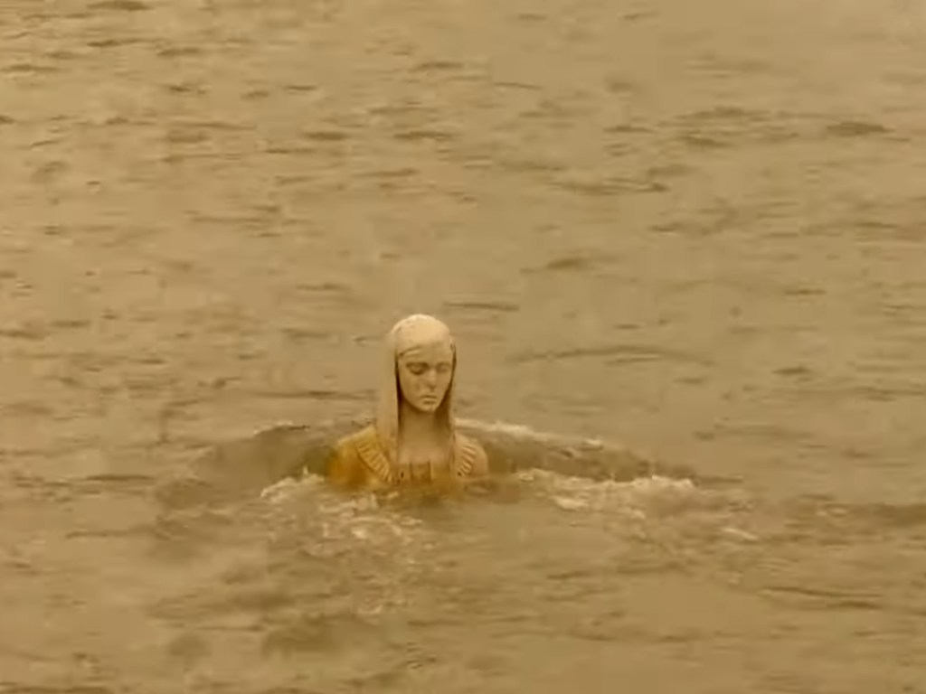 Чудо на Прикарпатье: Из реки всплыла огромная статуя «Божьей Матери» (ВИДЕО)