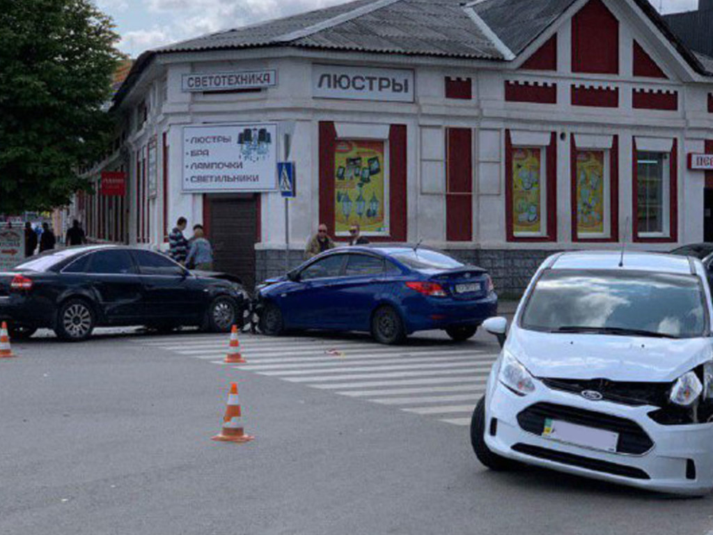 В Харькове столкнулись три легковушки (ФОТО)