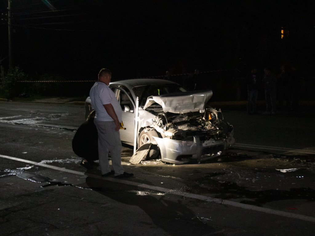 Под Киевом на перекрестке Chevrolet «догнал» Mercedes: есть жертвы (ФОТО, ВИДЕО)