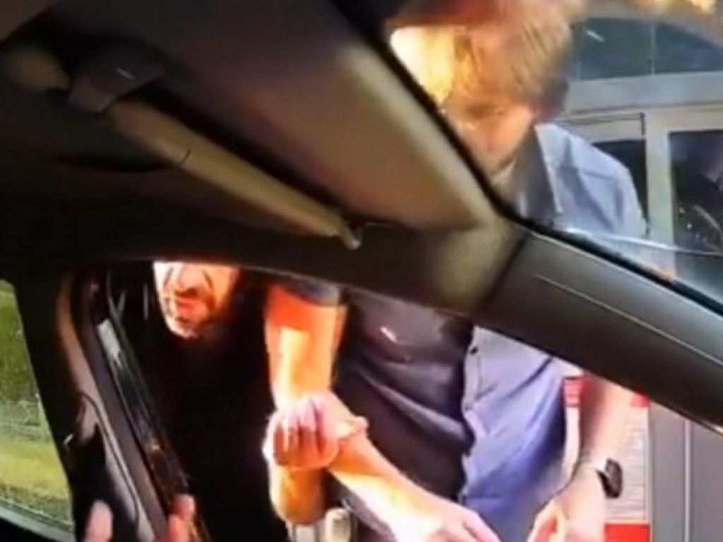 В Киеве охранник ТЦ напал на водителя (ФОТО, ВИДЕО)