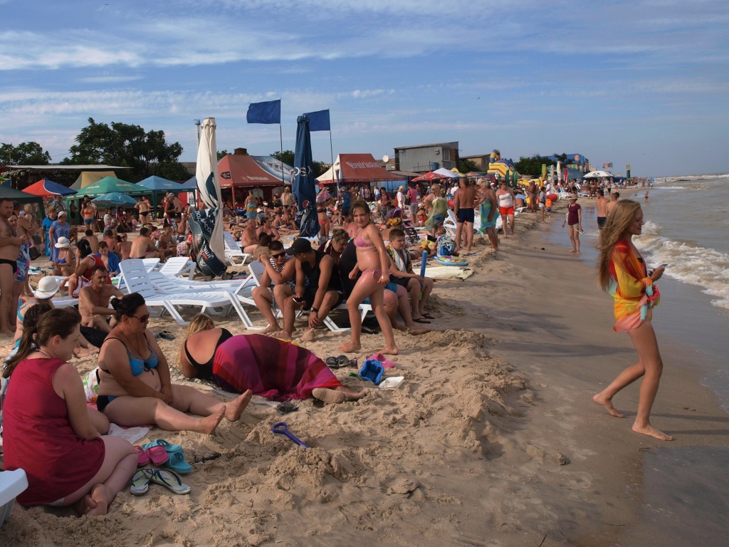 В Кирилловке пляжники столкнулись с аномалией из-за прошедшего шторма (ВИДЕО)