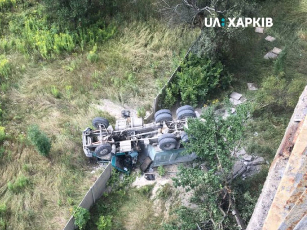 В Харькове КамАЗ слетел с моста: водитель получил тяжелые травмы (ФОТО, ВИДЕО)