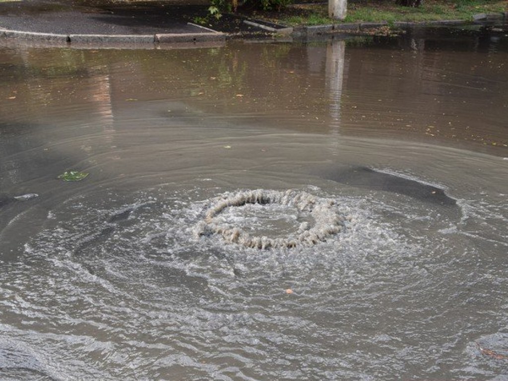 В Николаеве посреди дороги возник фонтан из нечистот (ФОТО, ВИДЕО)