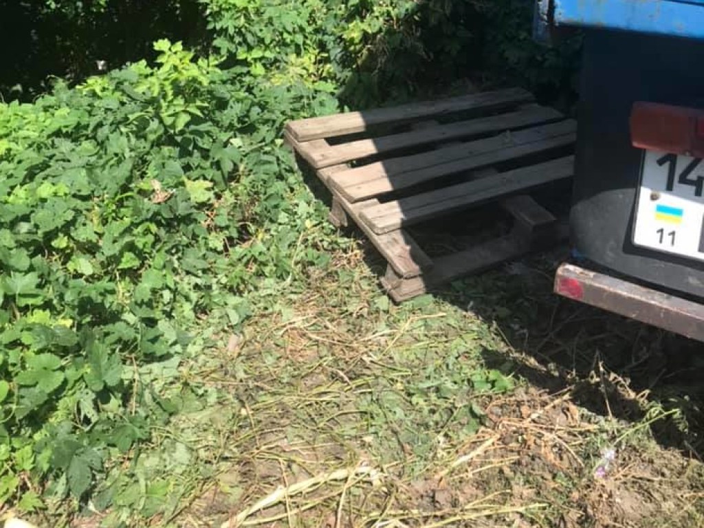 В Киеве в открытый канализационный люк упала 5-летняя девочка: ЖЭК накрыл яму поддоном (ФОТО)