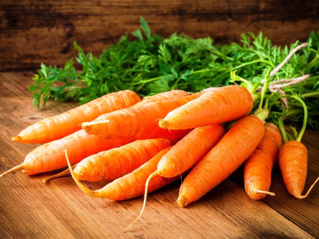 Дачные секреты: «зеленая» подкормка для получения сладкой морковки